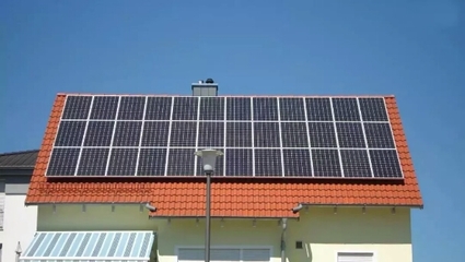 屋顶太阳能板能赚钱!光伏发电助力2万多贫困户